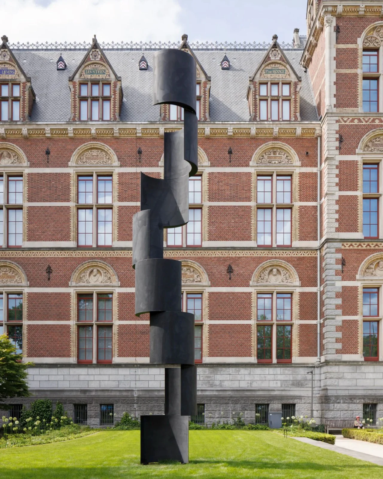 Carel Visser en los jardines del Rijksmuseum