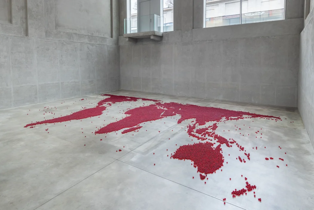 Mona Hatoum: Por encima, por debajo y entre medias